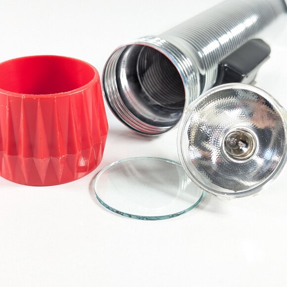 Vintage Eveready flashlight "magnet light" battery powered hand torch Hong Kong - Picture 13 of 13